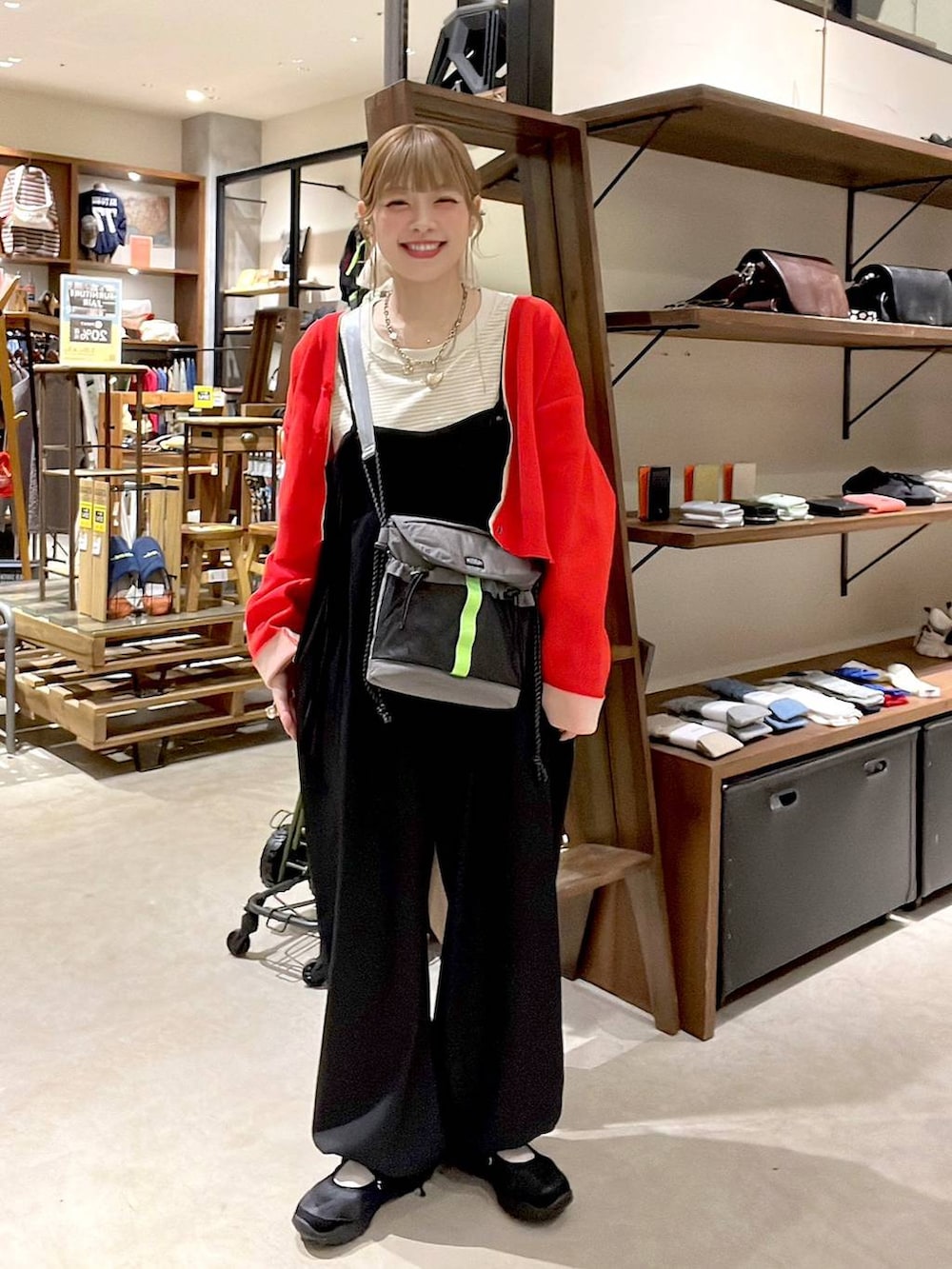 レッド系のカーディガン/ボレロ、ホワイト系のヘアゴムを着用したレディースの春コーディネートの5枚目の写真