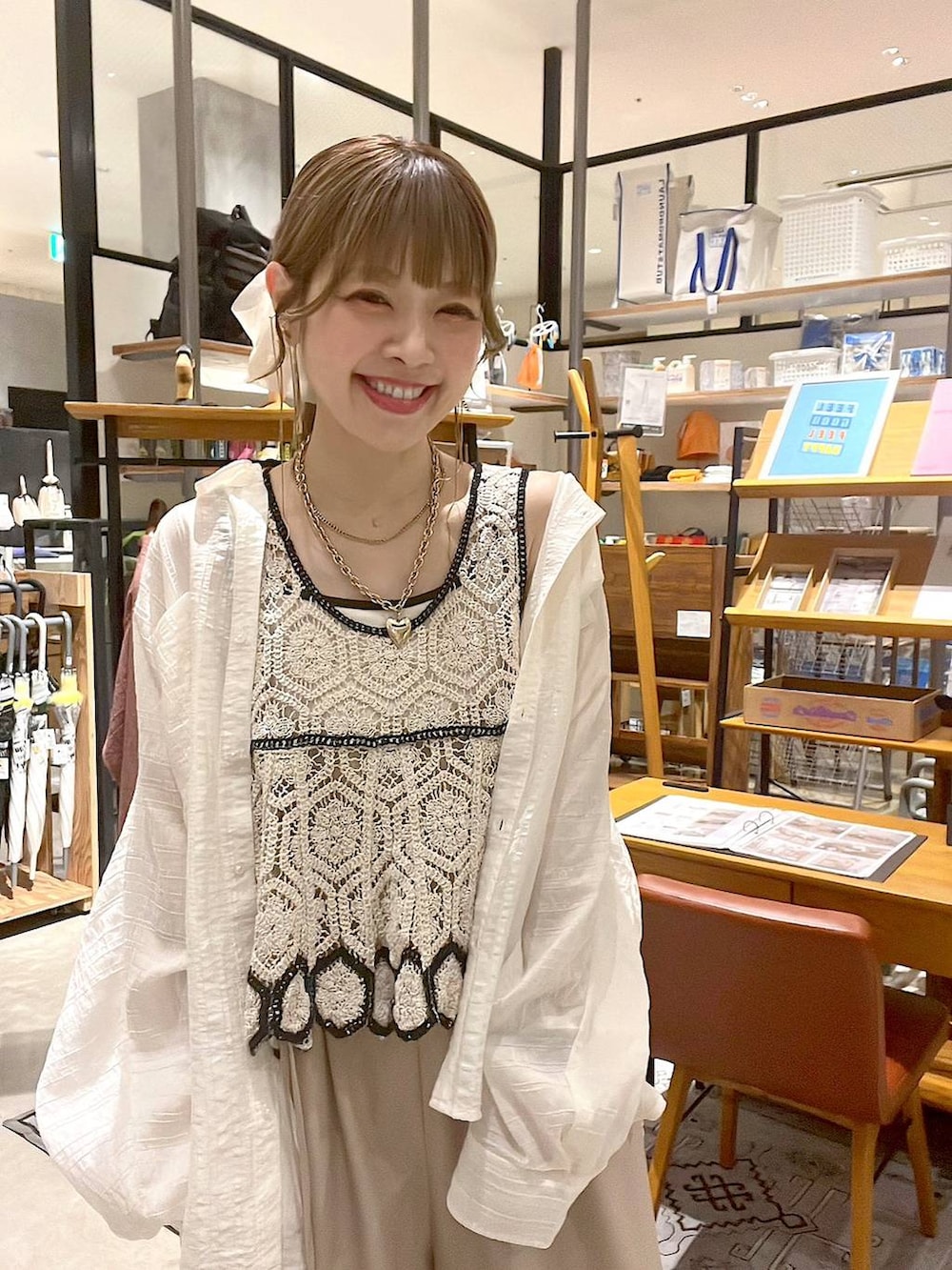 ホワイト系のシャツ/ブラウス、ベージュ系のキャミソール、ゴールド系のリングを着用したレディースの春コーディネートの9枚目の写真