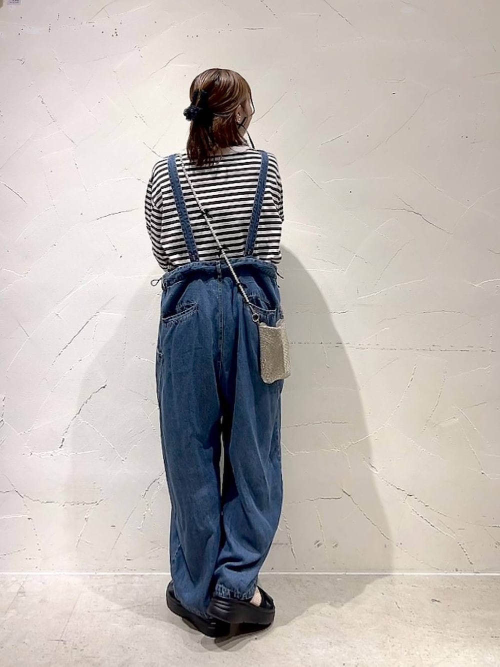 「着痩せ・細見え、体型カバー、ナチュラル、ママコーデ、niko and ...、淡色コーデ、Over40スタッフ、大人カジュアル、サロペット、Tシャツ、サンダル、春コーデ、夏コーデ、カジュアル」｜「Me%のメタルメッシュポーチショルダー　103417（ショルダーバッグ、ゴールド系）」を使った、みきてぃ24さん（レディース・158cm）の春コーディネートの5枚目の写真