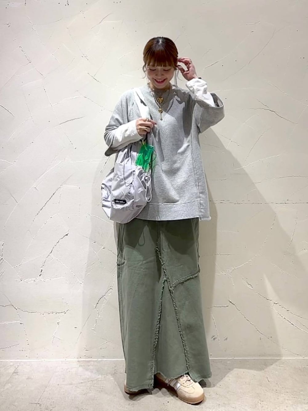 シルバー系のトートバッグ、ホワイト系のTシャツ/カットソー、グレー系のTシャツ/カットソーを着用したレディースの春コーディネートの2枚目の写真