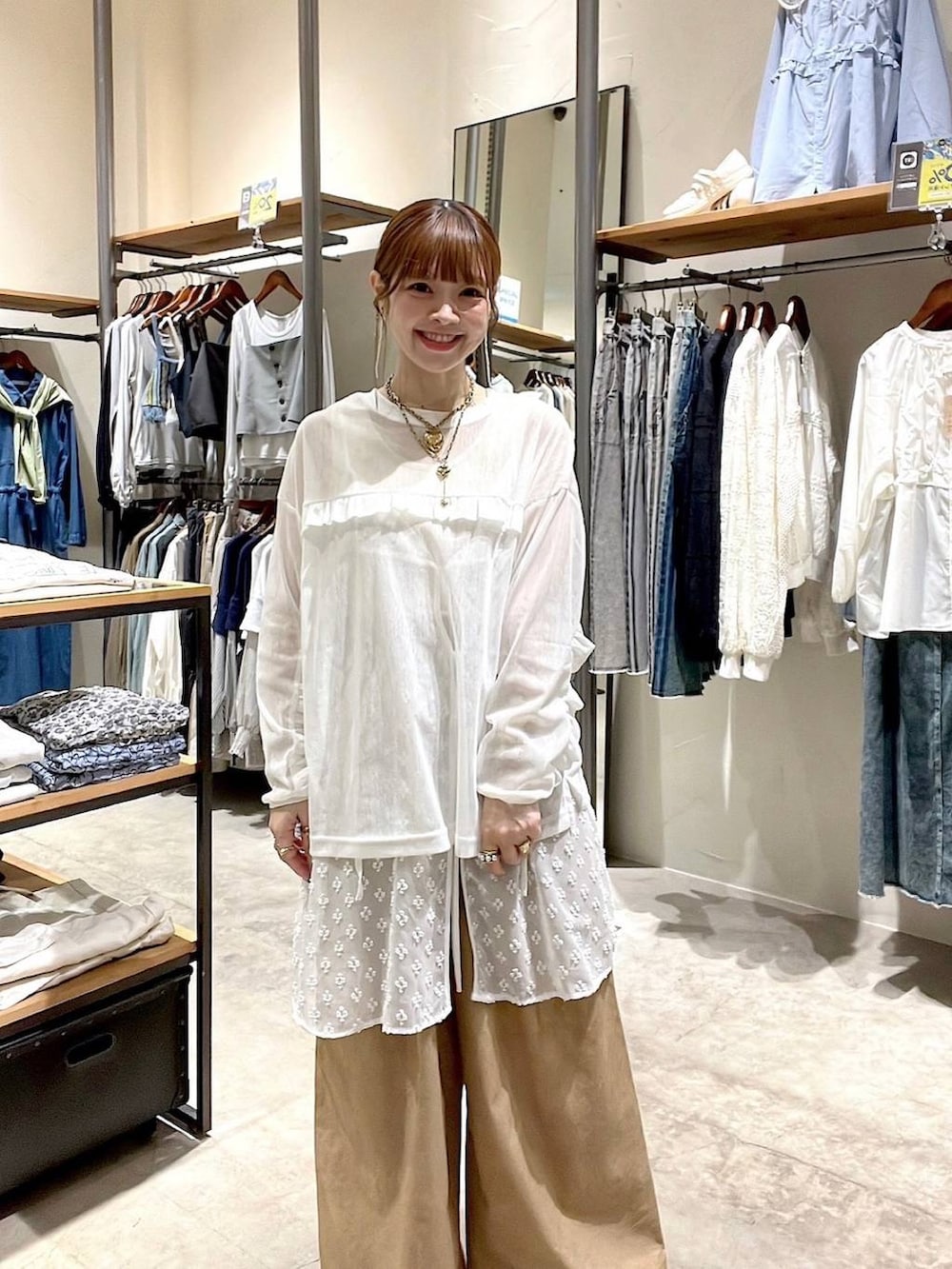 「着痩せ・細見え、体型カバー、ナチュラル、ママコーデ、春コーデ、夏コーデ、カジュアル、niko and ...、淡色コーデ、Over40スタッフ、大人カジュアル、シアートップス、ワンピース、パンツ、ワイドパンツ」｜「niko and...の【MODE NORM CORE】ムラ染めポケタックパンツ（チノパンツ、イエロー系）」を使った、みきてぃ24さん（レディース・158cm）の春コーディネートの6枚目の写真