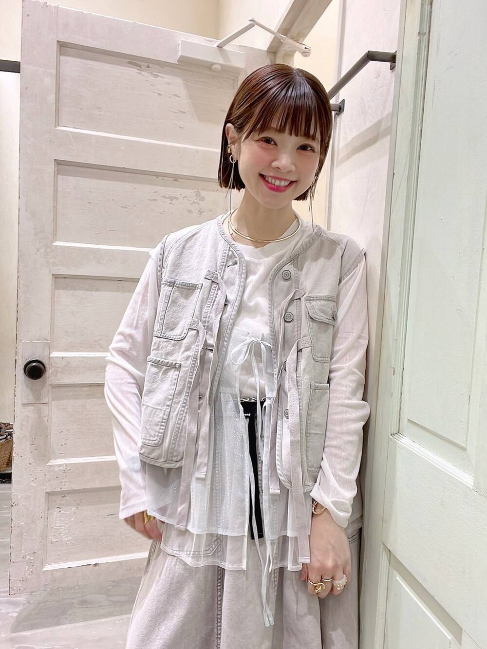 「着痩せ・細見え、体型カバー、ナチュラル、ママコーデ、冬コーデ、カジュアル、niko and ...、ベスト、キャミソール、スカート、ブーツ、ワントーン、春コーデ」｜「niko and...のオリジナル厚底ゴアブーツ（ブーツ、ベージュ系）」を使った、みきてぃ24さん（骨格ウェーブ・レディース・158cm）の冬コーディネートの2枚目の写真