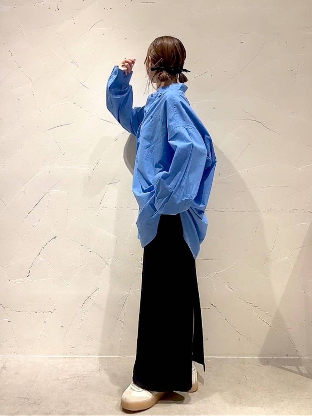 ブラック系のスカート、ブルー系のシャツ/ブラウス、ベージュ系のショルダーバッグを着用したレディースの夏コーディネートの6枚目の写真