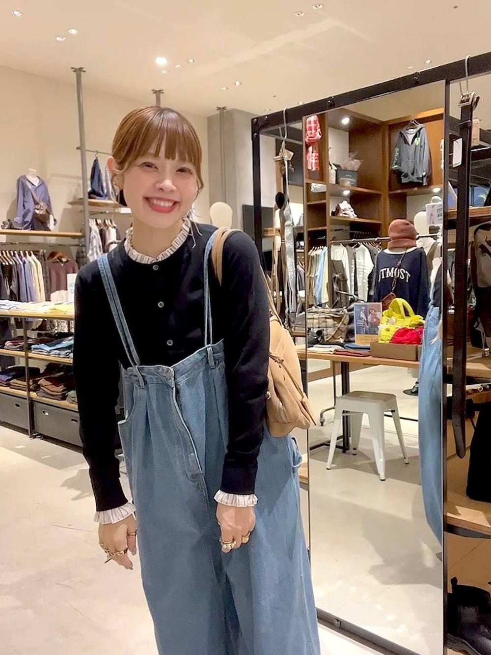 ブラック系のカーディガン/ボレロ、ベージュ系のボストンバッグを着用したレディースの秋コーディネートの7枚目の写真