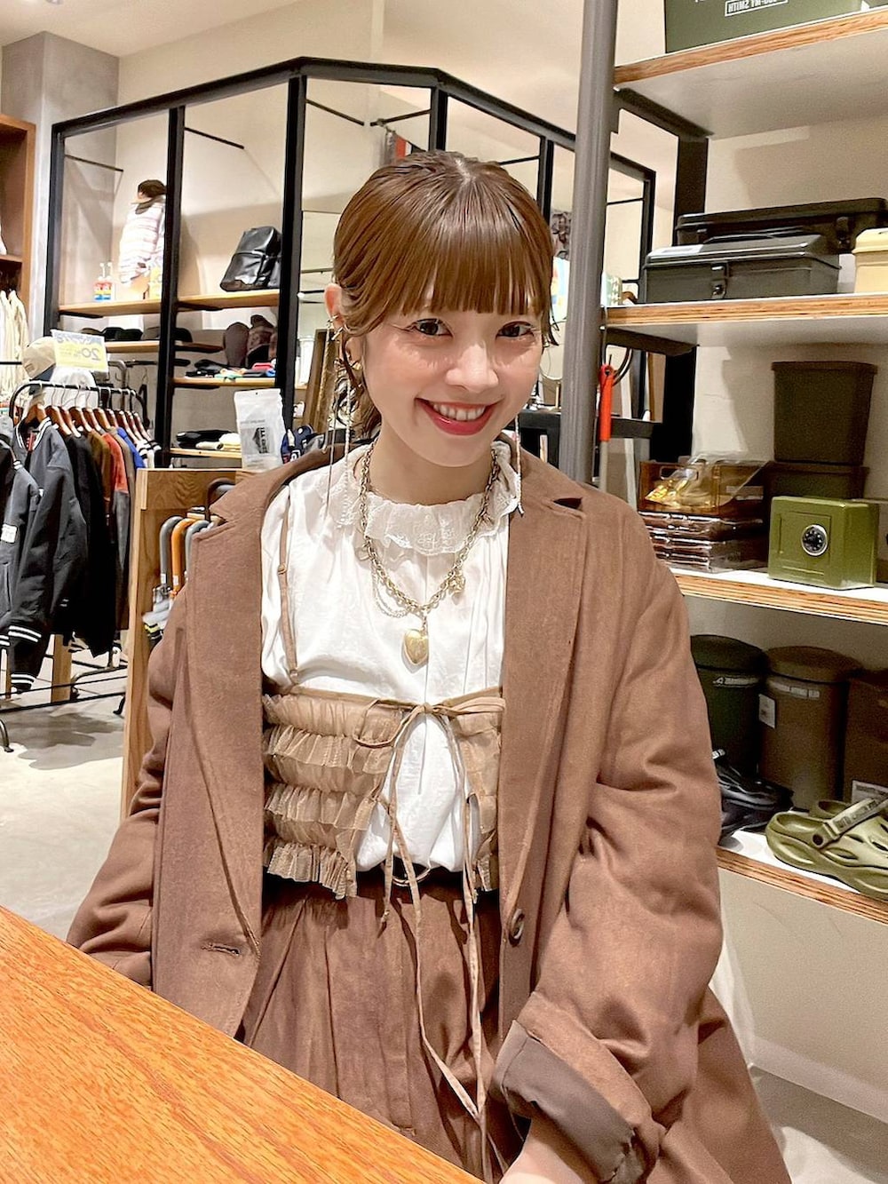 ブラウン系のその他トップス、ブラウン系のその他パンツ、その他のシャツ/ブラウスを着用したレディースの秋コーディネートの4枚目の写真