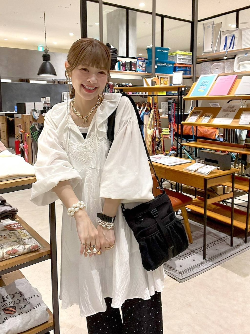 ホワイト系のシャツ/ブラウス、ベージュ系のワンピース、グレー系のその他パンツを着用したレディースの春コーディネートの8枚目の写真