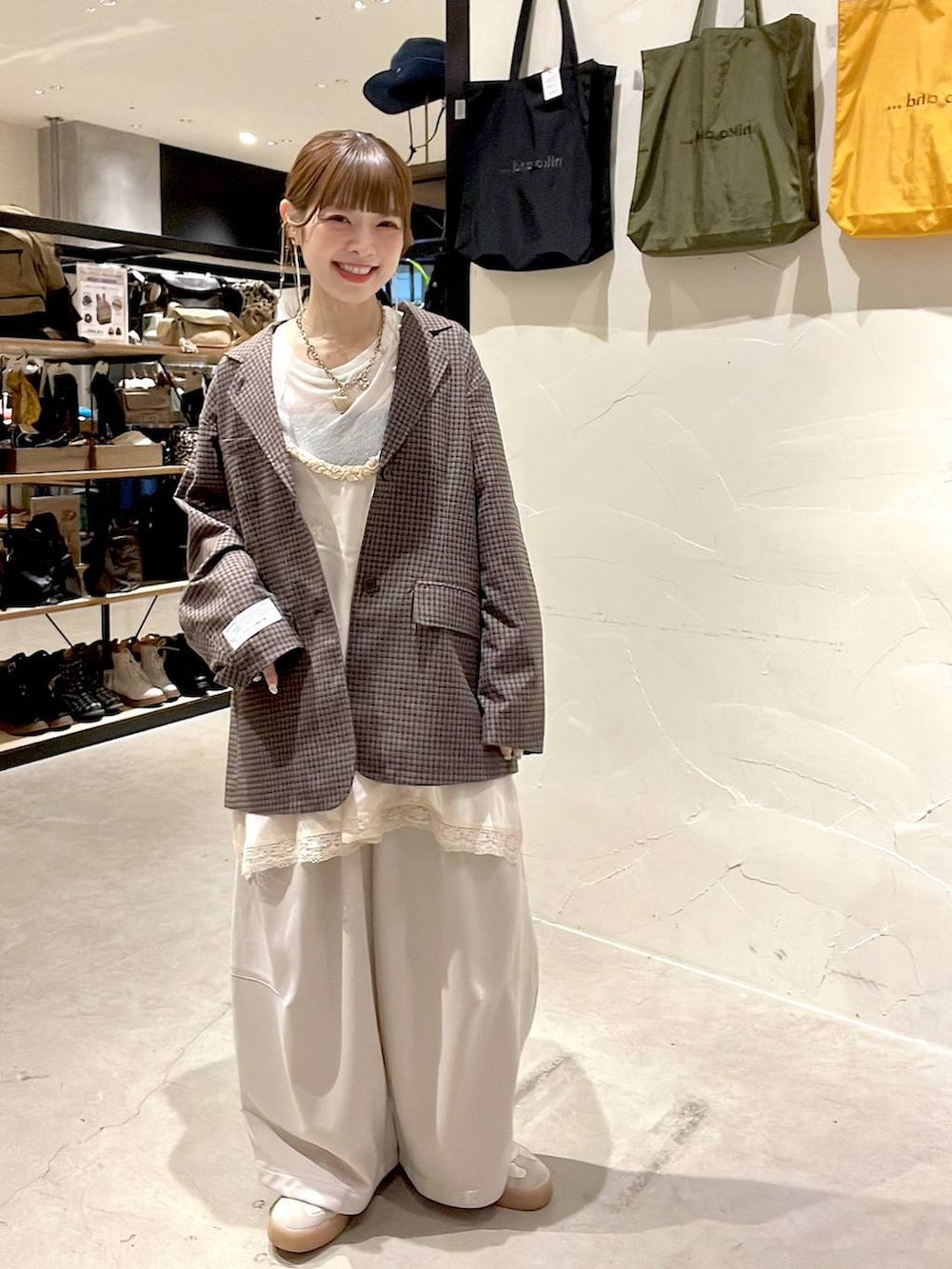 ベージュ系のその他パンツ、ベージュ系のキャミソール、ブラウン系のブルゾンを着用したレディースの秋コーディネートの2枚目の写真