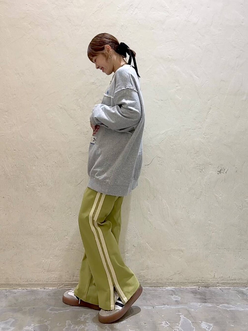 グリーン系のその他パンツを着用したレディースの冬コーディネートの6枚目の写真