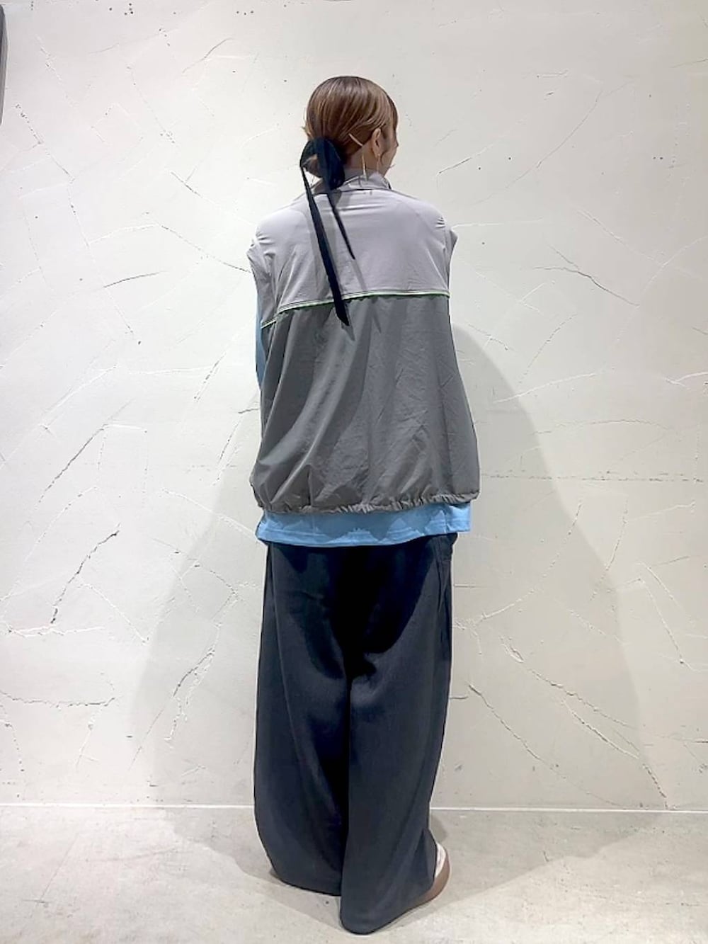 グレー系のその他パンツ、その他のトートバッグ、イエロー系のリングを着用したレディースの秋コーディネートの5枚目の写真