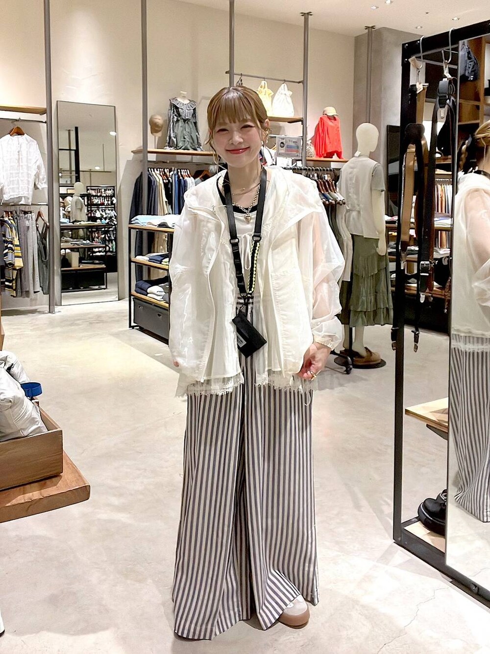 ブルー系のその他パンツ、ホワイト系のベスト、ホワイト系のタンクトップを着用したレディースの春コーディネートの4枚目の写真