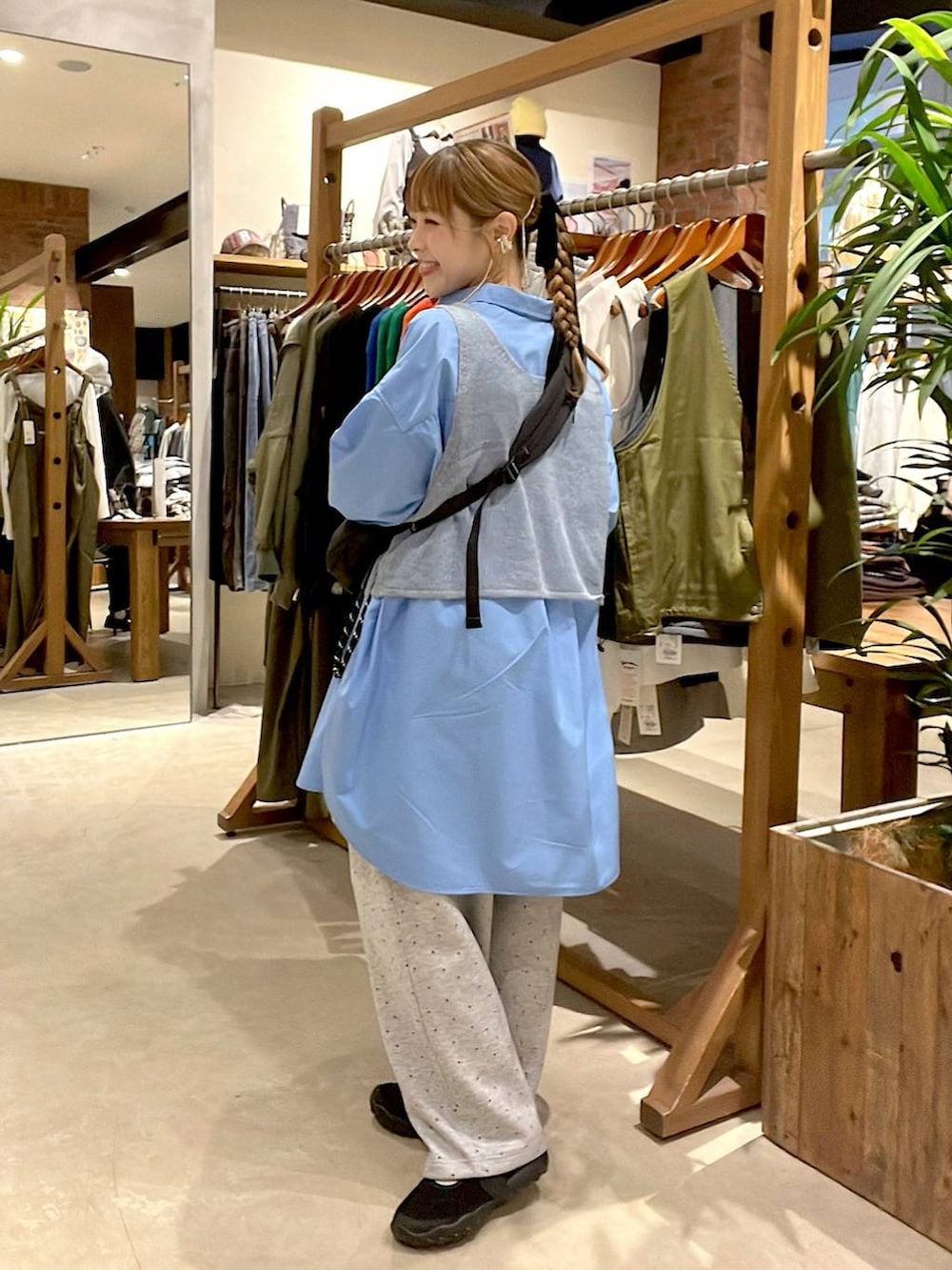 ブルー系のシャツ/ブラウス、ブラック系のショルダーバッグ、ブラウン系のチュニックを着用したレディースの秋コーディネートの2枚目の写真