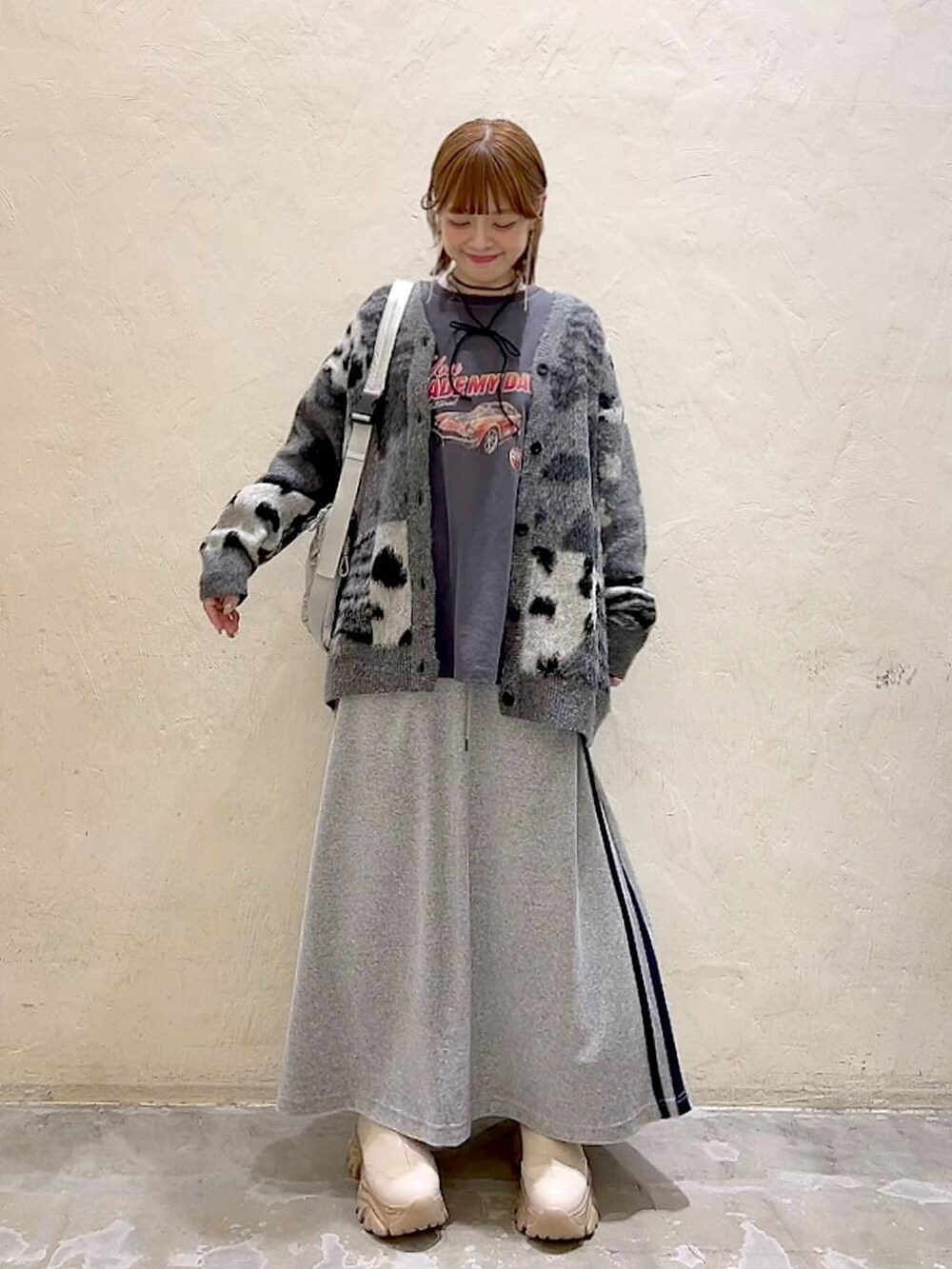 グレー系のTシャツ/カットソー、シルバー系のショルダーバッグ、グレー系のカーディガン/ボレロを着用したレディースの秋コーディネートの2枚目の写真