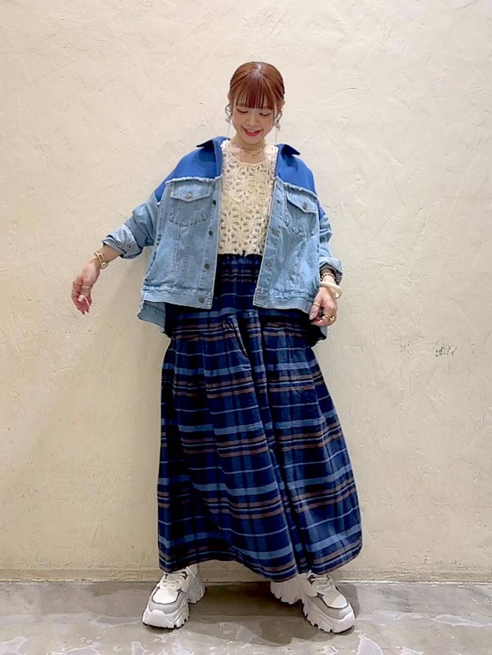 ブルー系のその他パンツ、ベージュ系のその他トップス、ブルー系のデニムジャケットを着用したレディースの秋コーディネートの6枚目の写真