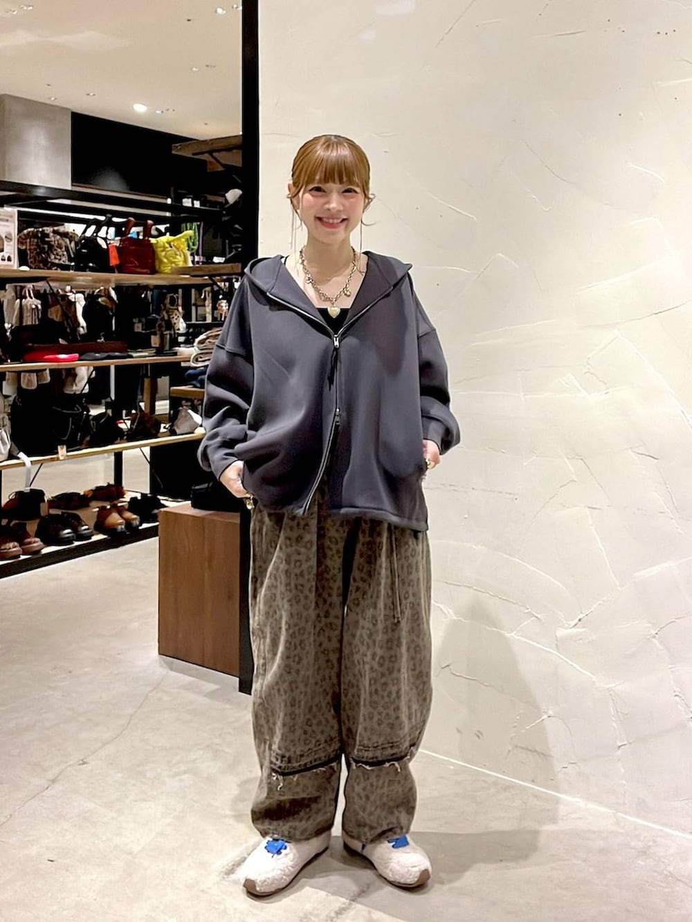 ブラック系のブルゾン、ブラウン系のデニムパンツ、ブラック系のショルダーバッグを着用したレディースの冬コーディネートの2枚目の写真