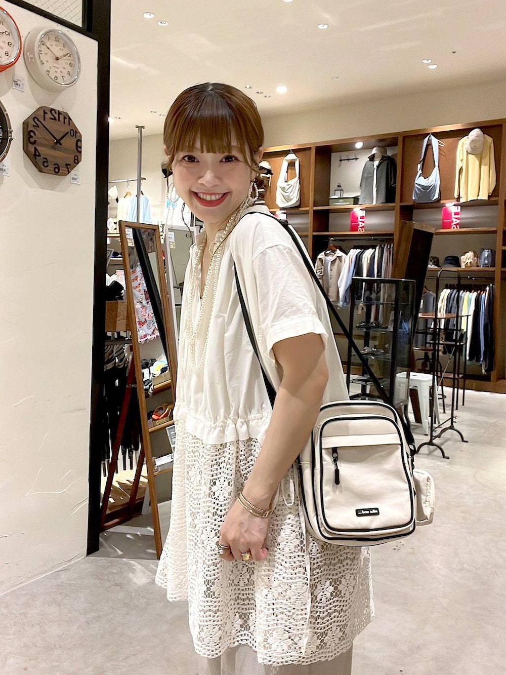 「着痩せ・細見え、体型カバー、ナチュラル、ママコーデ、春コーデ、夏コーデ、カジュアル、niko and ...、淡色コーデ、Over40スタッフ、大人カジュアル、ブラウス、パンツ、ワイドパンツ、ショルダーバッグ」｜「niko and...のDRYイージーワイドパンツ（その他パンツ、グレー系）」を使った、みきてぃ24さん（レディース・158cm）の夏コーディネートの2枚目の写真