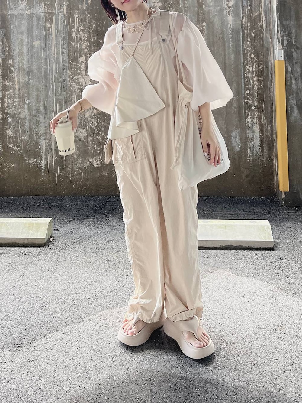 「着痩せ・細見え、体型カバー、ナチュラル、ママコーデ、春コーデ、カジュアル、niko and ...、Over40スタッフ、サロペット、サンダル、トートバッグ、カップ付きインナー、楽ちんコーデ、リラックス」｜「niko and...のオリジナルニコモコトングサンダル（サンダル、ベージュ系）」を使った、みきてぃ24さん（骨格ウェーブ・レディース・158cm）の春コーディネートの5枚目の写真