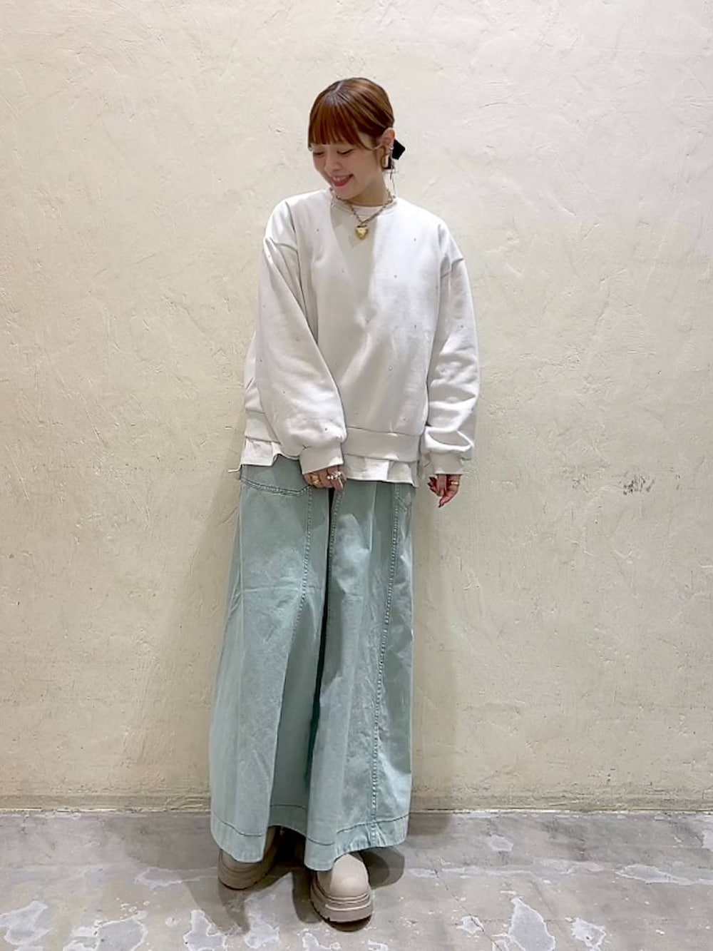 ホワイト系のTシャツ/カットソー、グリーン系のスカート、ホワイト系のその他トップスを着用したレディースの冬コーディネートの8枚目の写真