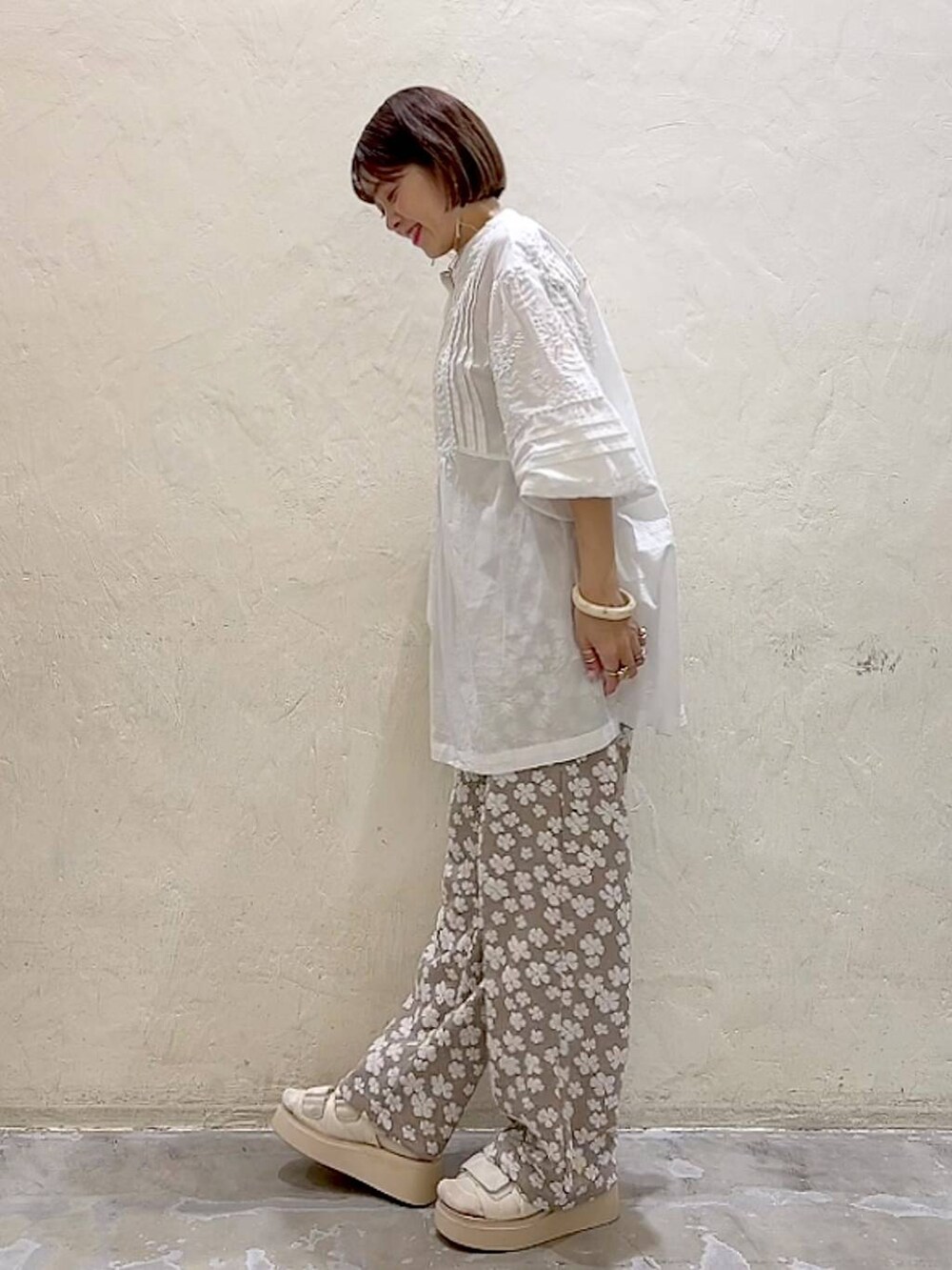 ホワイト系のサンダル、ホワイト系のシャツ/ブラウスを着用したレディースの春コーディネートの5枚目の写真