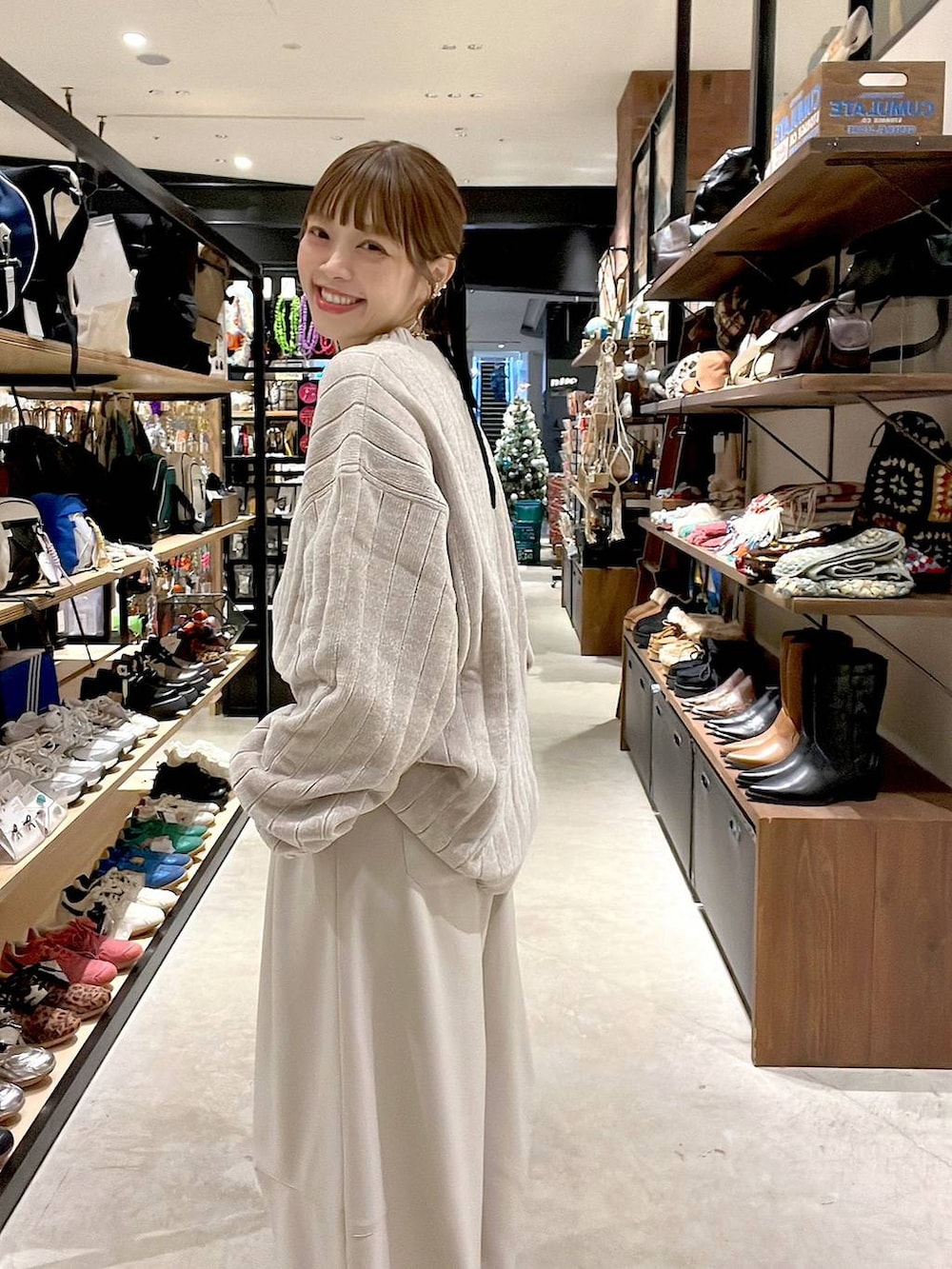 ベージュ系のその他パンツ、ブラウン系のニット/セーター、ゴールド系のネックレスを着用したレディースの秋コーディネートの8枚目の写真