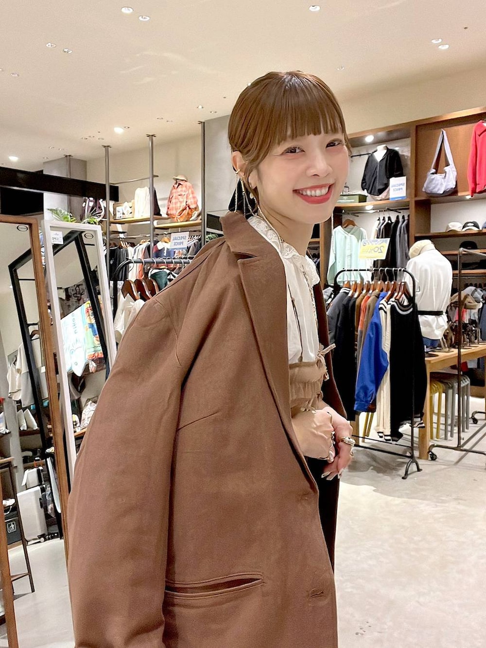 ブラウン系のその他トップス、ブラウン系のその他パンツ、その他のシャツ/ブラウスを着用したレディースの秋コーディネートの3枚目の写真