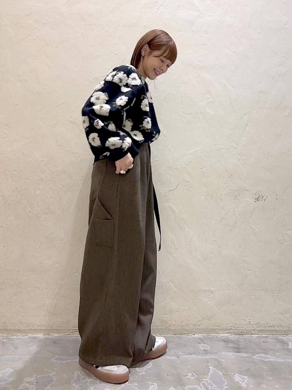 ブラウン系のその他パンツ、ブラック系のベルトを着用したレディースの冬コーディネートの4枚目の写真