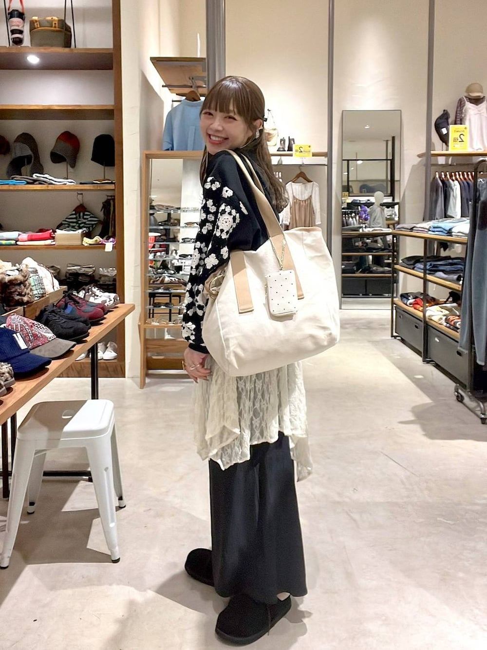 ベージュ系のワンピース、ブラック系のスウェット、ブラック系のモカシン/デッキシューズを着用したレディースの秋コーディネートの5枚目の写真
