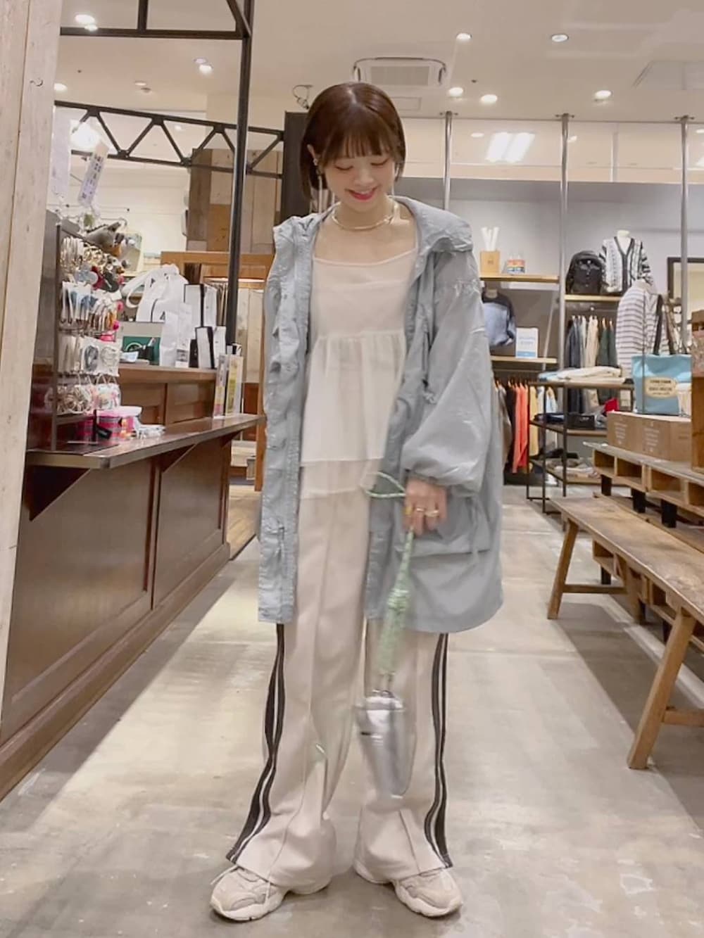 「着痩せ・細見え、体型カバー、ナチュラル、ママコーデ、冬コーデ、カジュアル、niko and ...、ブルゾン、キャミソール、スウェットパンツ、ショルダーバッグ、ラフ、リラックス、楽ちんコーデ」｜「niko and...の2WAYレイヤードチュールキャミソール（キャミソール、グレー系）」を使った、みきてぃ24さん（骨格ウェーブ・レディース・158cm）の冬コーディネートの2枚目の写真