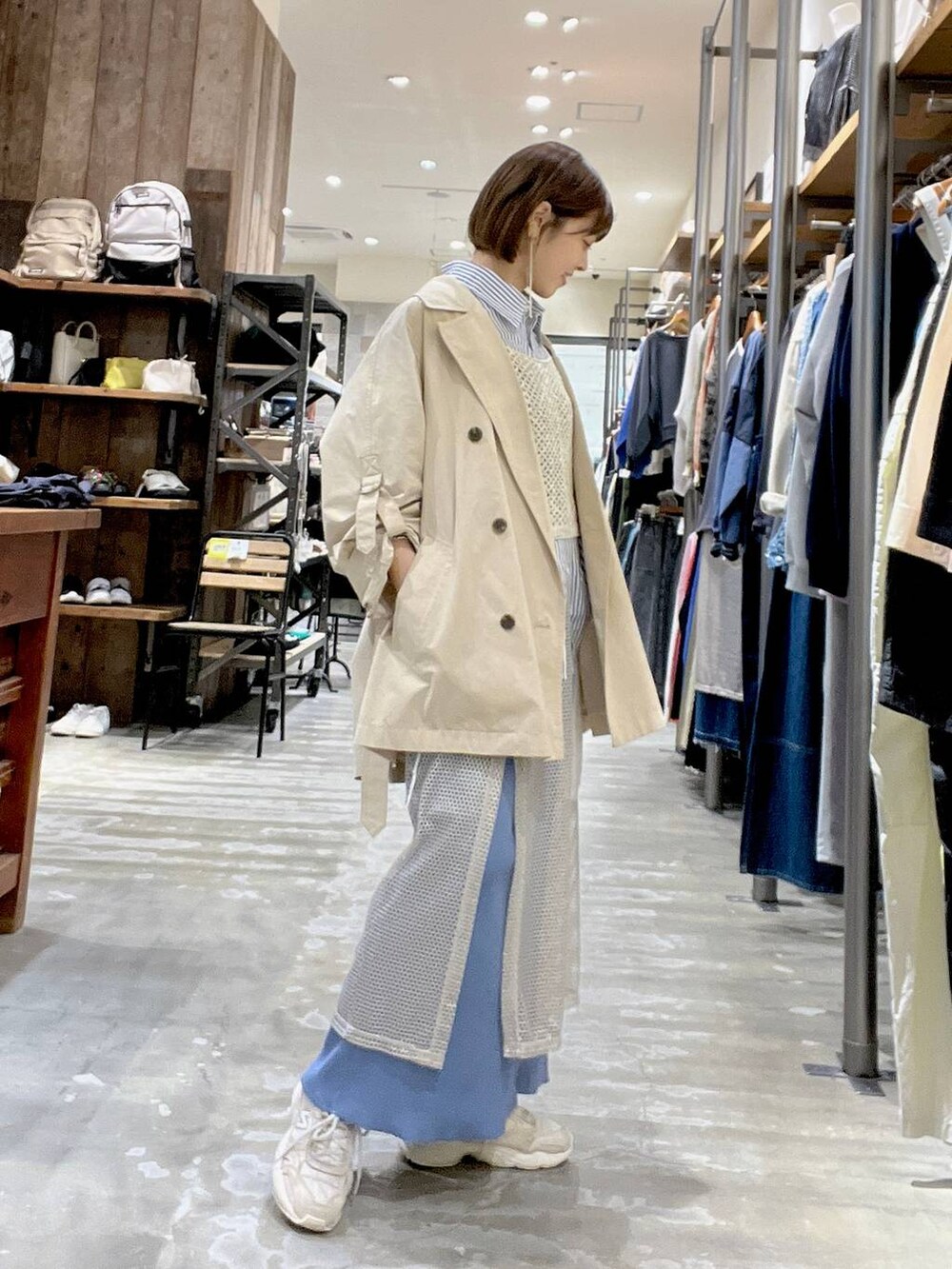 「着痩せ・細見え、体型カバー、ナチュラル、ママコーデ、春コーデ、カジュアル、niko and ...、Over40スタッフ、トレンチコート、アウター、レイヤードスタイル、スカート、シャツ」｜「niko and...のメタリックメッシュラップスカート（スカート、ベージュ系）」を使った、みきてぃ24さん（骨格ウェーブ・レディース・158cm）の春コーディネートの4枚目の写真