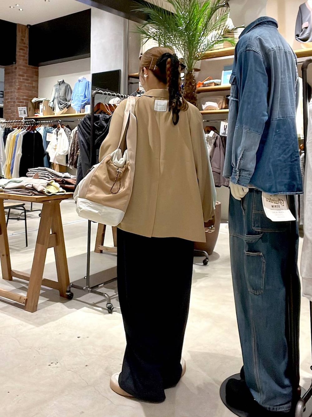 ベージュ系のトートバッグ、ブラック系のサロペット/オーバーオール、ホワイト系のTシャツ/カットソーを着用したレディースの冬コーディネートの7枚目の写真