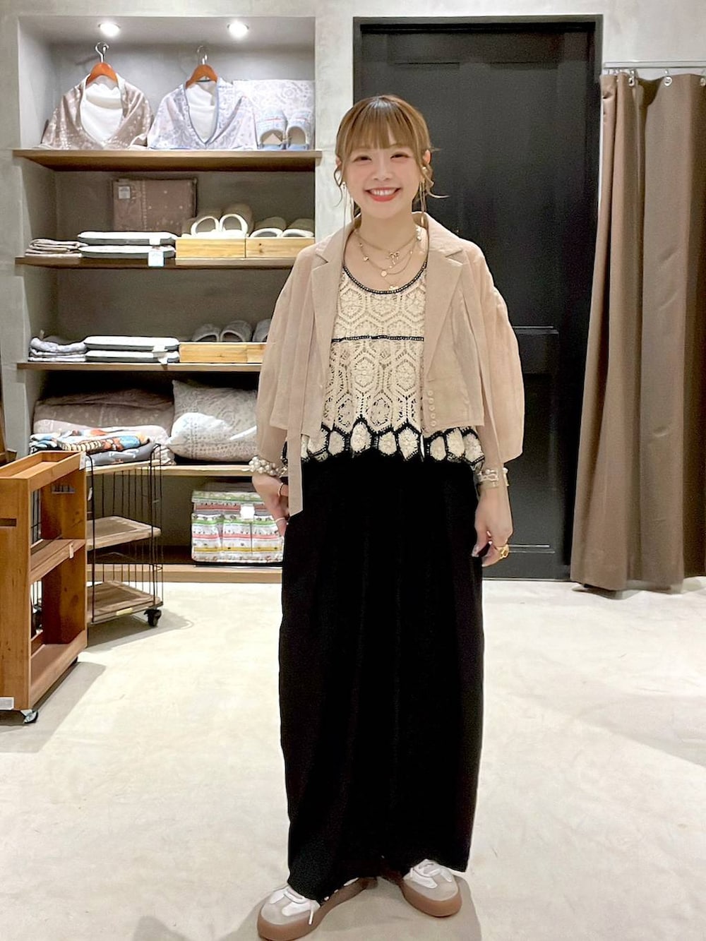 ベージュ系のその他トップス、ブラック系のその他パンツ、イエロー系のアナログ腕時計を着用したレディースの夏コーディネートの3枚目の写真