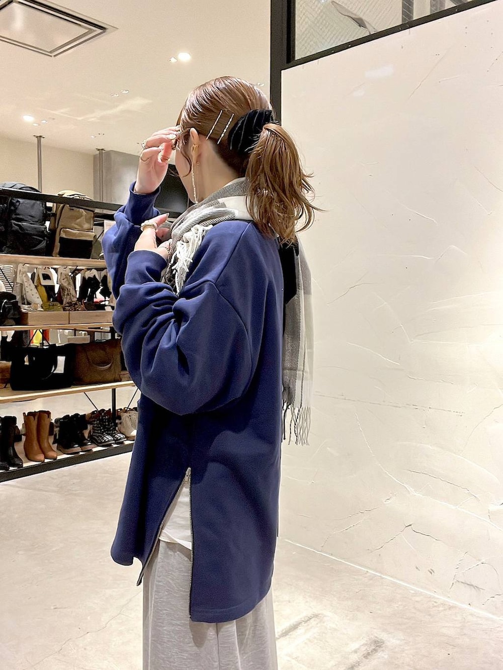 ゴールド系のスニーカー、ゴールド系のネックレスを着用したレディースの秋コーディネートの3枚目の写真