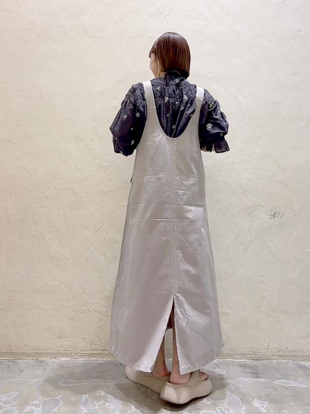 ベージュ系のサンダル、ブラック系のシャツ/ブラウス、グレー系のジャンパースカートを着用したレディースの春コーディネートの4枚目の写真