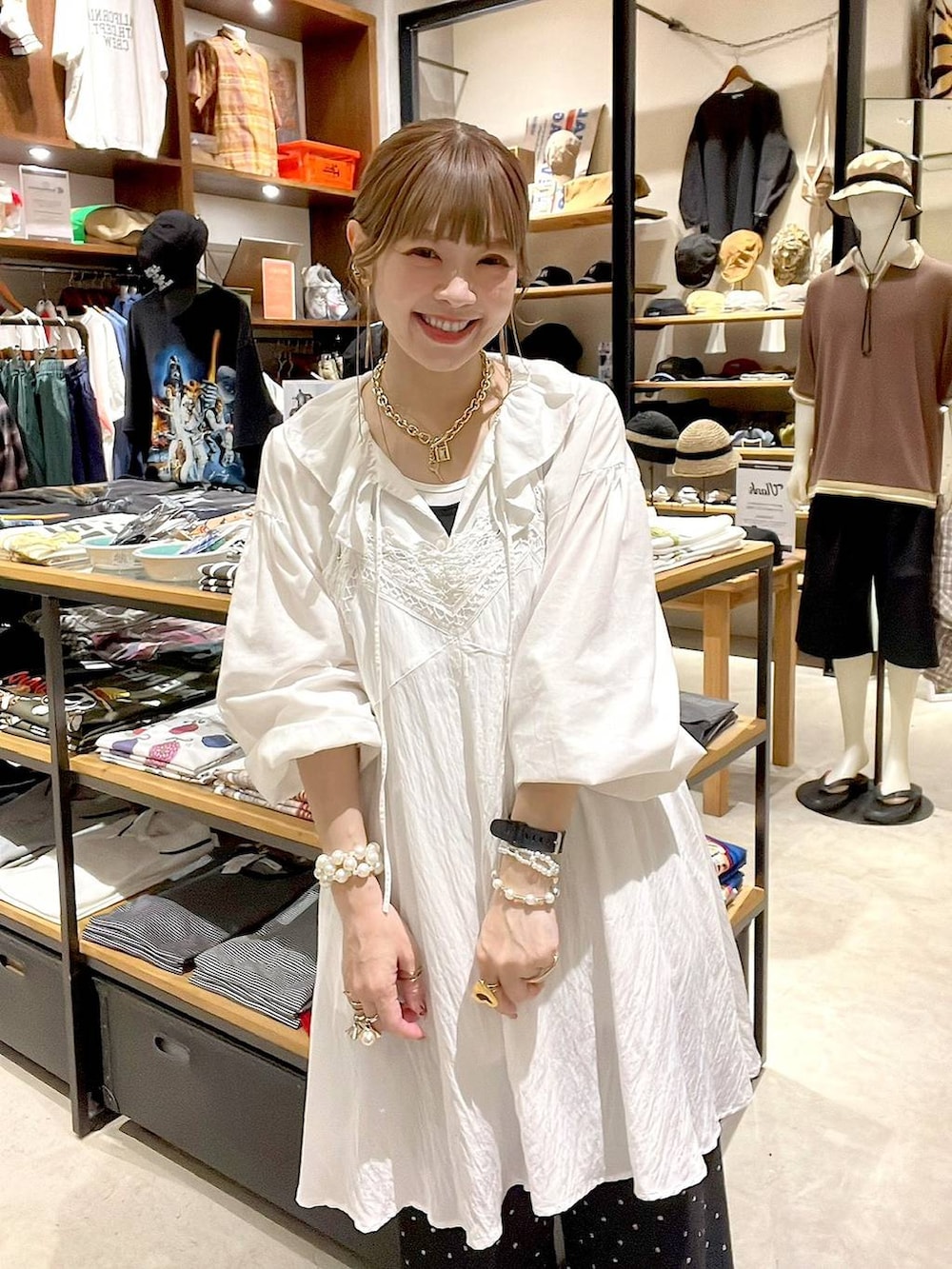 ホワイト系のシャツ/ブラウス、ベージュ系のワンピース、グレー系のその他パンツを着用したレディースの春コーディネートの3枚目の写真