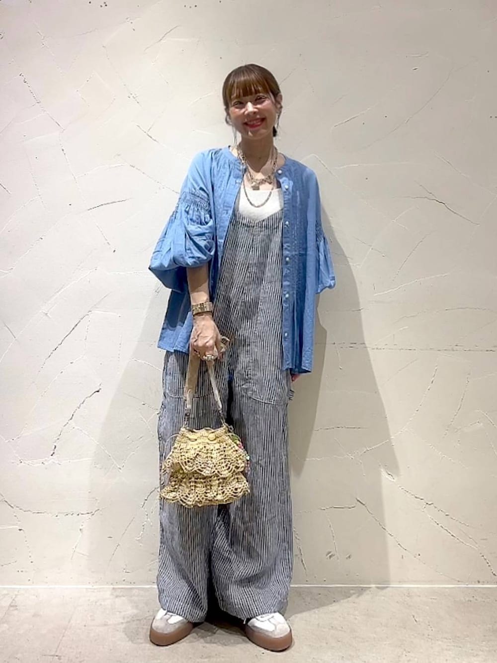 「着痩せ・細見え、体型カバー、ナチュラル、ママコーデ、春コーデ、夏コーデ、カジュアル、niko and ...、淡色コーデ、Over40スタッフ、大人カジュアル、サロペット、ブラウス、ショルダーバッグ」｜「niko and...のFINEリネンツイルサロペット（サロペット/オーバーオール、ブルー系）」を使った、みきてぃ24さん（レディース・158cm）の春コーディネートの4枚目の写真