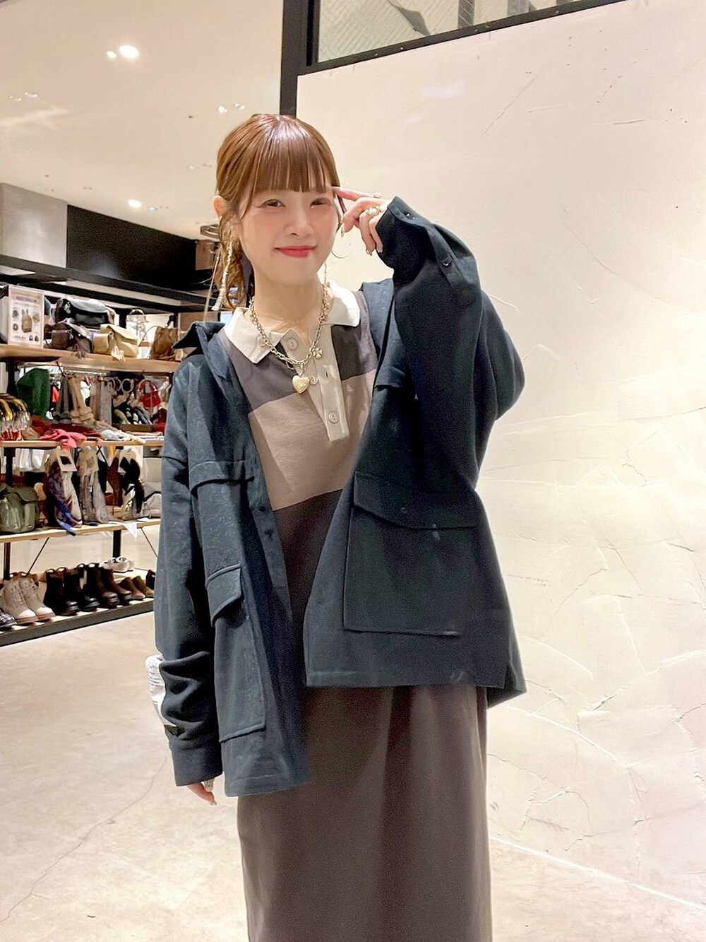 ブラウン系のワンピース、ゴールド系のネックレスを着用したレディースの秋コーディネートの3枚目の写真