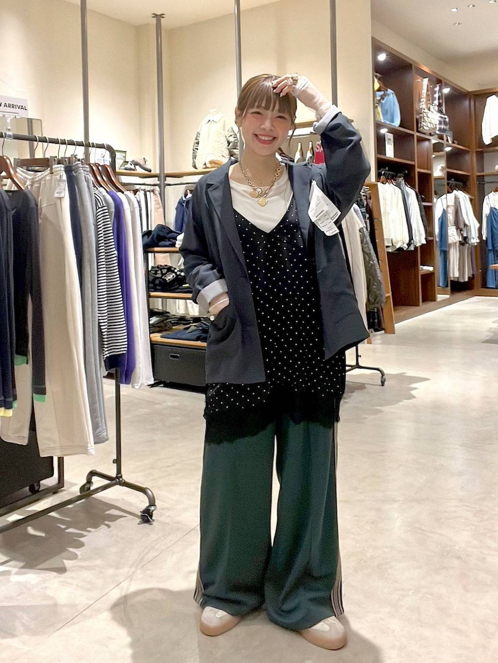 ホワイト系のTシャツ/カットソー、グリーン系のその他パンツ、グレー系のチュニックを着用したレディースの冬コーディネートの7枚目の写真