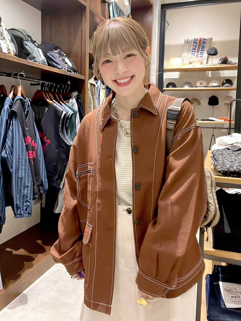 ブラウン系のカバーオール、ベージュ系のボディバッグ/ウエストポーチを着用したレディースの春コーディネートの3枚目の写真