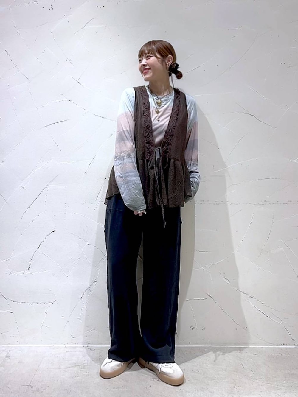 ベージュ系のTシャツ/カットソー、ブラック系のその他パンツ、ブラウン系のベストを着用したレディースの夏コーディネートの8枚目の写真