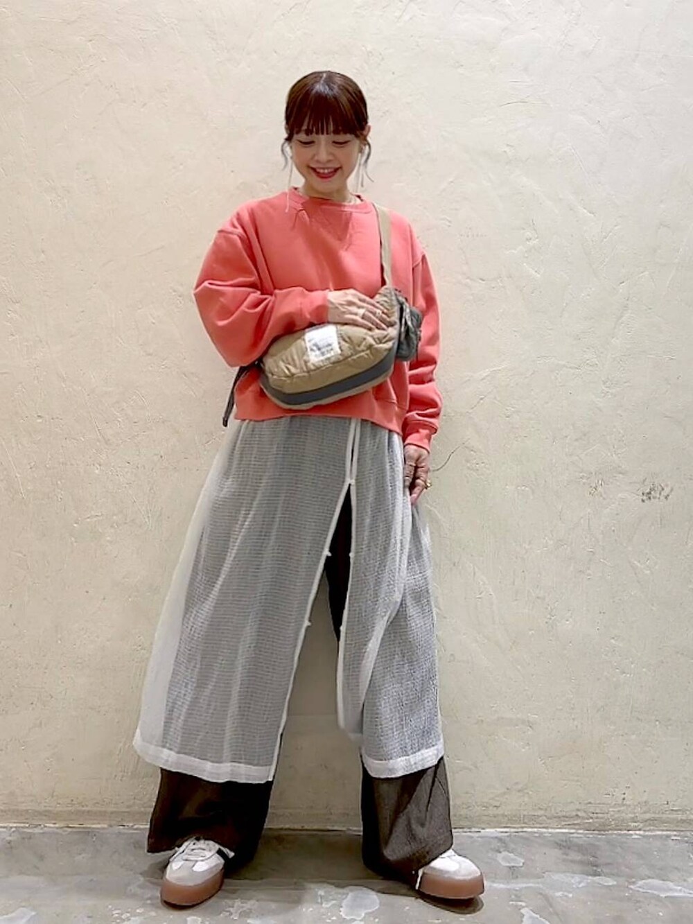 ブラウン系のその他パンツ、ホワイト系のワンピース、ピンク系のスウェットを着用したレディースの秋コーディネートの8枚目の写真