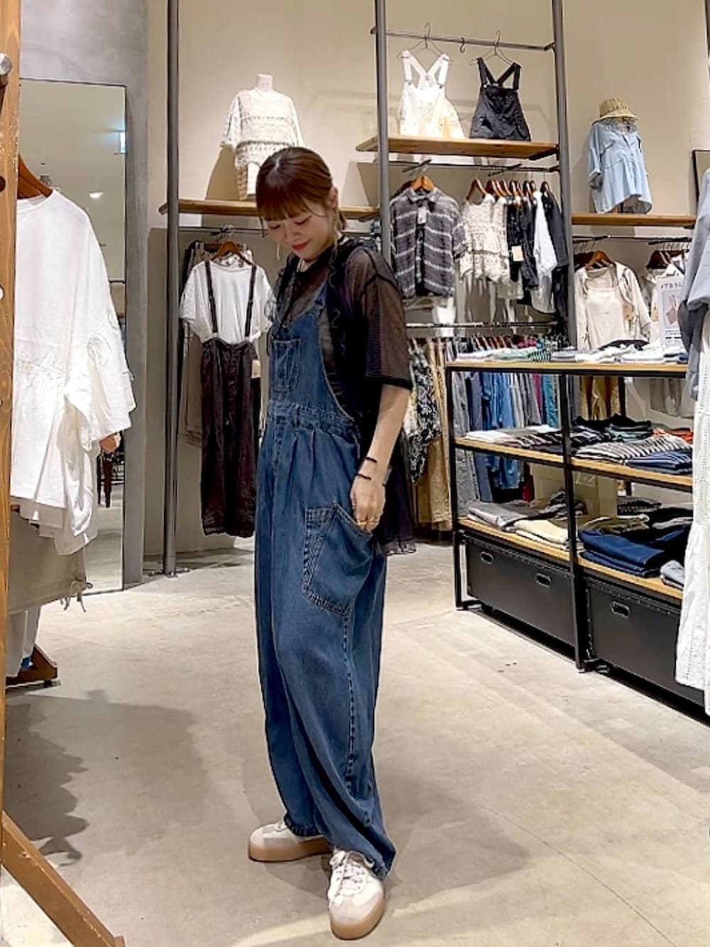 「着痩せ・細見え、体型カバー、ナチュラル、ママコーデ、春コーデ、夏コーデ、カジュアル、niko and ...、淡色コーデ、Over40スタッフ、大人カジュアル、ベスト、サロペット、シアートップス、カップ付きインナー」｜「bijorieの【bijorie】カップ付き モチモチコットンバッククロスキャミ／NEW BASIC series（インナーウェア/肌着、ベージュ系）」を使った、みきてぃ24さん（レディース・158cm）の春コーディネートの8枚目の写真