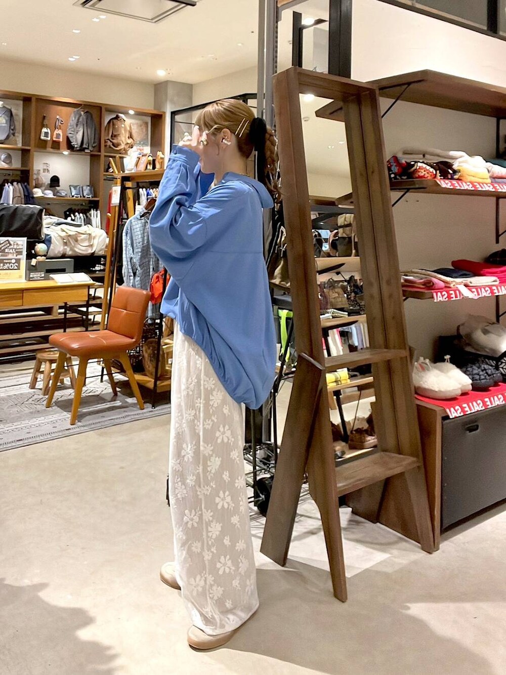 ベージュ系のその他パンツ、ベージュ系のスウェットパンツ、ブルー系のシャツ/ブラウスを着用したレディースの冬コーディネートの6枚目の写真