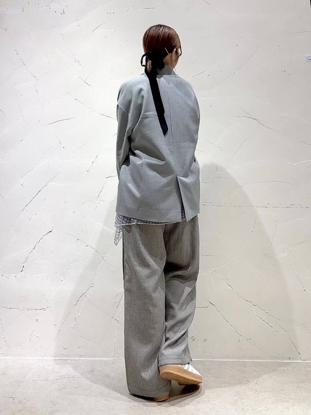 「着痩せ・細見え、体型カバー、ナチュラル、ママコーデ、春コーデ、カジュアル、niko and ...、淡色コーデ、Over40スタッフ、大人カジュアル、ジャケット、ジャケットスタイル、キャミソール、パンツ、スニーカー」｜「niko and...のホヅホヅBIGダブルジャケット（テーラードジャケット、グレー系）」を使った、みきてぃ24さん（レディース・158cm）の春コーディネートの5枚目の写真