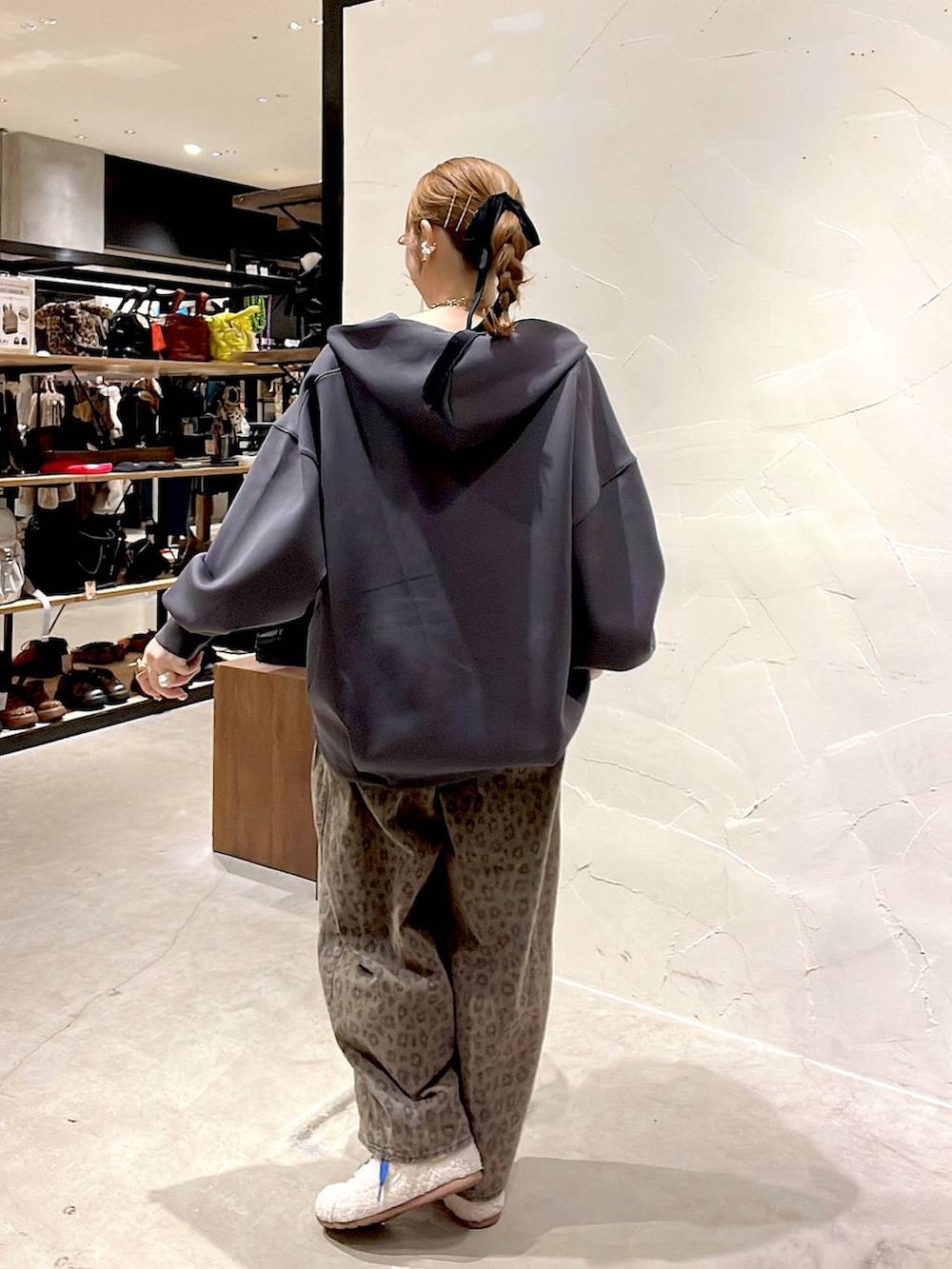 ブラック系のブルゾン、ブラウン系のデニムパンツ、ブラック系のショルダーバッグを着用したレディースの冬コーディネートの5枚目の写真