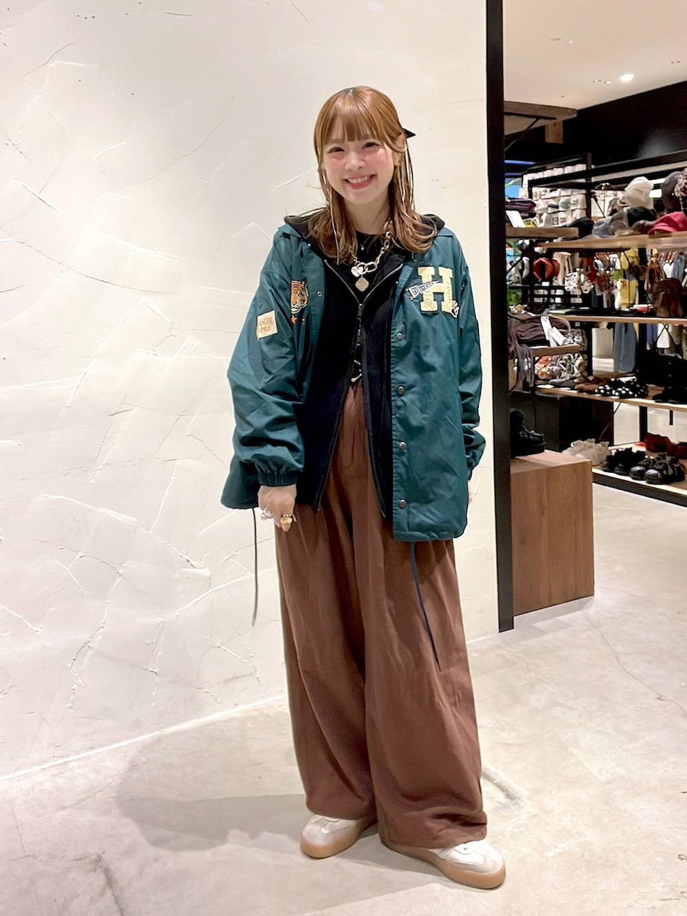 ブラウン系のその他パンツ、ブラック系のニット/セーター、ブラック系のニット/セーターを着用したレディースの冬コーディネートの7枚目の写真