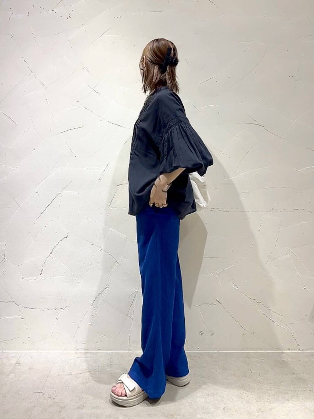 ベージュ系のトートバッグ、ブラック系のシャツ/ブラウス、ブルー系のその他パンツを着用したレディースの春コーディネートの6枚目の写真