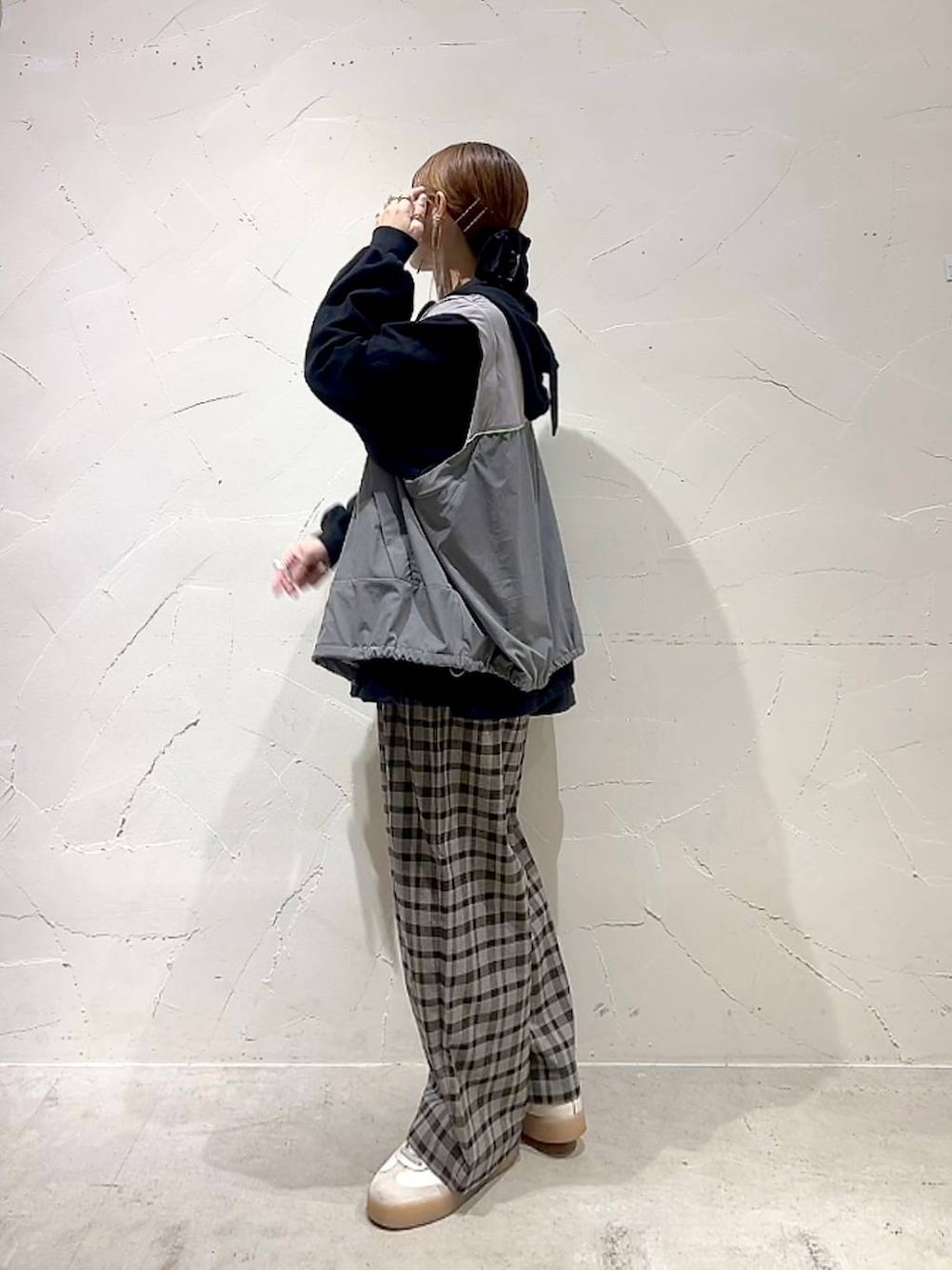 ブラック系のショルダーバッグ、ブラウン系のその他パンツ、イエロー系のネックレスを着用したレディースの秋コーディネートの6枚目の写真