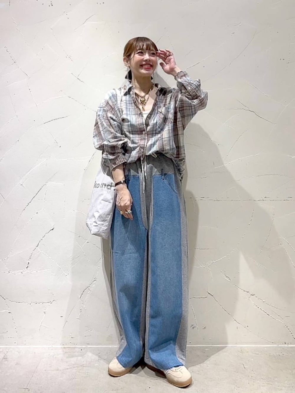 ベージュ系のシャツ/ブラウス、グレー系のトートバッグ、グレー系のデニムパンツを着用したレディースの夏コーディネートの8枚目の写真