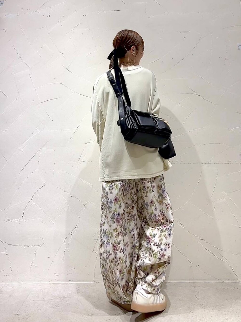 「着痩せ・細見え、体型カバー、ナチュラル、ママコーデ、春コーデ、カジュアル、niko and ...、淡色コーデ、Over40スタッフ、大人カジュアル、スウェット、パンツ、ショルダーバッグ、リラックス」｜「niko and...のリメイクハギ裏毛プルオーバー（スウェット、イエロー系）」を使った、みきてぃ24さん（レディース・158cm）の春コーディネートの5枚目の写真