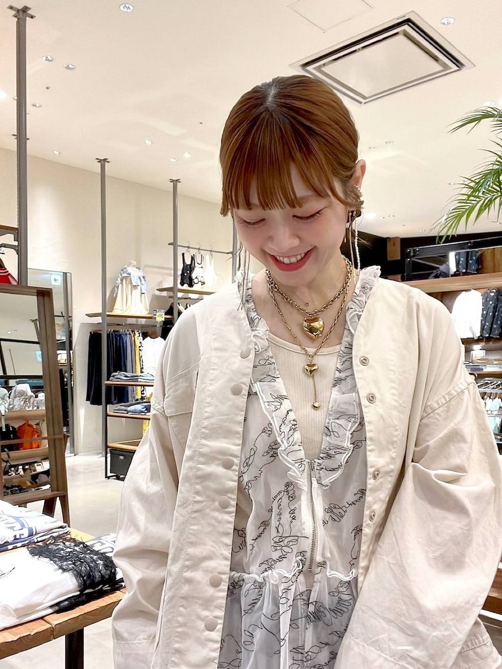 「着痩せ・細見え、体型カバー、ナチュラル、ママコーデ、春コーデ、カジュアル、niko and ...、淡色コーデ、Over40スタッフ、大人カジュアル、ブルゾン、ベスト、スカート」｜「niko and...のベルトフレアスカート（スカート、グレー系）」を使った、みきてぃ24さん（レディース・158cm）の春コーディネートの7枚目の写真