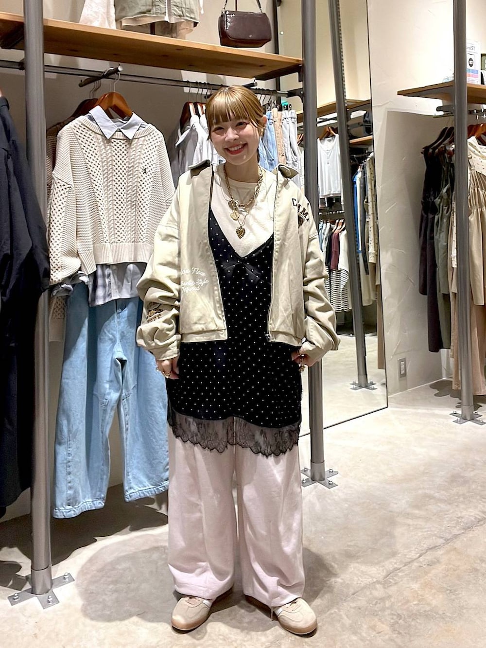 ピンク系のスウェットパンツ、ホワイト系のTシャツ/カットソー、グレー系のチュニックを着用したレディースの冬コーディネートの6枚目の写真